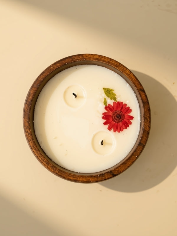 Handcrafted decorative soy wax candle featuring naturally dried flower embellishments, designed for home décor and gifting.