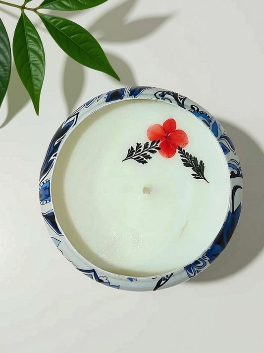 Handcrafted soy wax candle decorated with naturally dried pink flowers, designed for home décor, gifting, and creating a warm ambience.
